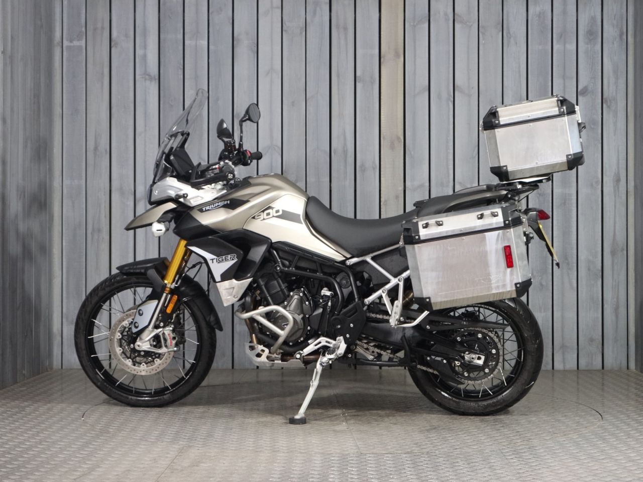 TRIUMPH TIGER 900