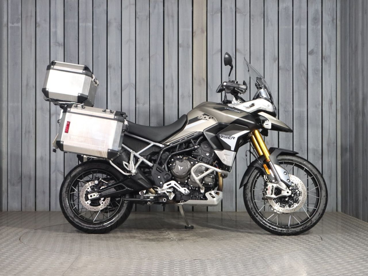 TRIUMPH TIGER 900