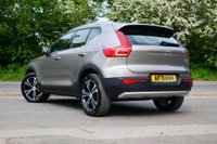 USED 2022 71 VOLVO XC40 2.0 B4 MHEV Inscription Pro SUV 5dr Petrol Hybrid DCT Auto AWD Euro 6 (s/s) (197 ps) PEBBLE GREY METALLIC PAINTWORK + BLOND LEATHER + CARPLAY + VIRTUAL DASH