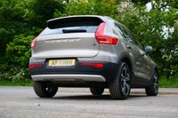 USED 2022 71 VOLVO XC40 2.0 B4 MHEV Inscription Pro SUV 5dr Petrol Hybrid DCT Auto AWD Euro 6 (s/s) (197 ps) PEBBLE GREY METALLIC PAINTWORK + BLOND LEATHER + CARPLAY + VIRTUAL DASH