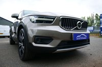 USED 2022 71 VOLVO XC40 2.0 B4 MHEV Inscription Pro SUV 5dr Petrol Hybrid DCT Auto AWD Euro 6 (s/s) (197 ps) PEBBLE GREY METALLIC PAINTWORK + BLOND LEATHER + CARPLAY + VIRTUAL DASH