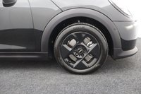 USED 2025 25 MINI HATCH COOPER 1.5C Classic 3dr Steptronic (SAT NAV, PRIVACY) 