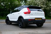 USED 2019 69 VOLVO XC40 2.0 T4 R-Design SUV 5dr Petrol Auto Euro 6 (s/s) (190 ps) CRYSTAL WHITE METALLIC PAINTWORK + APPLE CARPLAY + REVERSE CAMERA