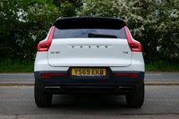 USED 2019 69 VOLVO XC40 2.0 T4 R-Design SUV 5dr Petrol Auto Euro 6 (s/s) (190 ps) CRYSTAL WHITE METALLIC PAINTWORK + APPLE CARPLAY + REVERSE CAMERA