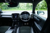 USED 2019 69 VOLVO XC40 2.0 T4 R-Design SUV 5dr Petrol Auto Euro 6 (s/s) (190 ps) CRYSTAL WHITE METALLIC PAINTWORK + APPLE CARPLAY + REVERSE CAMERA