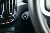 USED 2019 69 VOLVO XC40 2.0 T4 R-Design SUV 5dr Petrol Auto Euro 6 (s/s) (190 ps) CRYSTAL WHITE METALLIC PAINTWORK + APPLE CARPLAY + REVERSE CAMERA