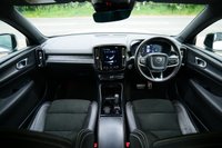 USED 2019 69 VOLVO XC40 2.0 T4 R-Design SUV 5dr Petrol Auto Euro 6 (s/s) (190 ps) CRYSTAL WHITE METALLIC PAINTWORK + APPLE CARPLAY + REVERSE CAMERA
