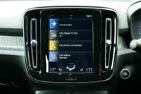 USED 2019 69 VOLVO XC40 2.0 T4 R-Design SUV 5dr Petrol Auto Euro 6 (s/s) (190 ps) CRYSTAL WHITE METALLIC PAINTWORK + APPLE CARPLAY + REVERSE CAMERA