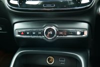 USED 2019 69 VOLVO XC40 2.0 T4 R-Design SUV 5dr Petrol Auto Euro 6 (s/s) (190 ps) CRYSTAL WHITE METALLIC PAINTWORK + APPLE CARPLAY + REVERSE CAMERA