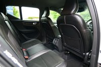 USED 2019 69 VOLVO XC40 2.0 T4 R-Design SUV 5dr Petrol Auto Euro 6 (s/s) (190 ps) CRYSTAL WHITE METALLIC PAINTWORK + APPLE CARPLAY + REVERSE CAMERA