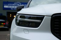 USED 2019 69 VOLVO XC40 2.0 T4 R-Design SUV 5dr Petrol Auto Euro 6 (s/s) (190 ps) CRYSTAL WHITE METALLIC PAINTWORK + APPLE CARPLAY + REVERSE CAMERA