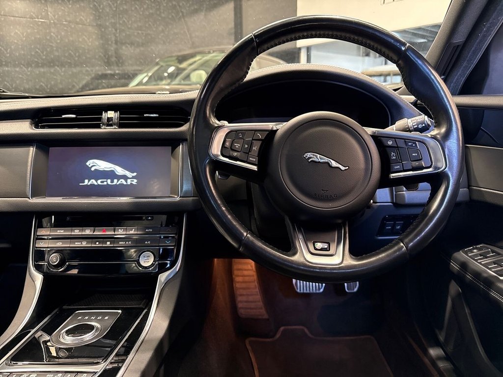 USED 2018 68 JAGUAR XF 3.0d V6 S Sportbrake 5dr Diesel Auto Euro 6 (s/s) (300 ps) PANORAMIC ROOF|TOW BAR|PRIVACY