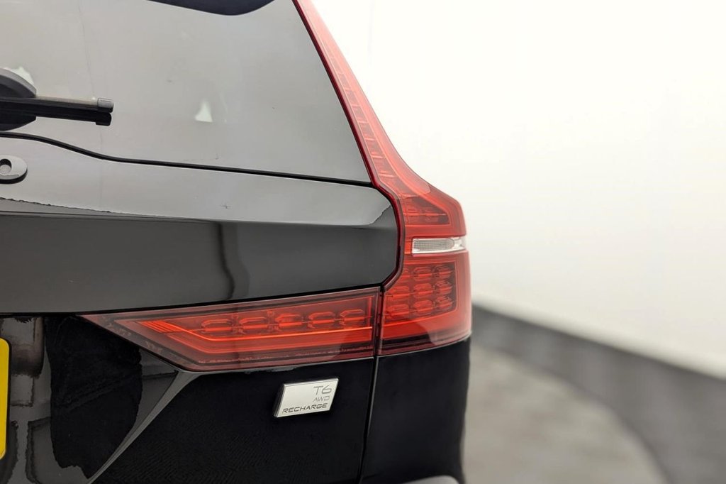 USED 2021 21 VOLVO V60 2.0h T6 Recharge 11.6kWh R-Design Estate 5dr Petrol Plug-in Hybrid Auto AWD Euro 6 (s/s) (340 ps) 4X4, Sat Nav, Camera