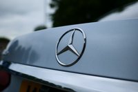 USED 2020 70 MERCEDES-BENZ E-CLASS 2.0 E300de 13.5kWh AMG Line Saloon 4dr Diesel Plug-in Hybrid G-Tronic+ Euro 6 (s/s) (306 ps) HIGH TECH SILVER METALLIC PAINTWORK + VIRTUAL DASH + REAR CAMERA + CARPLAY
