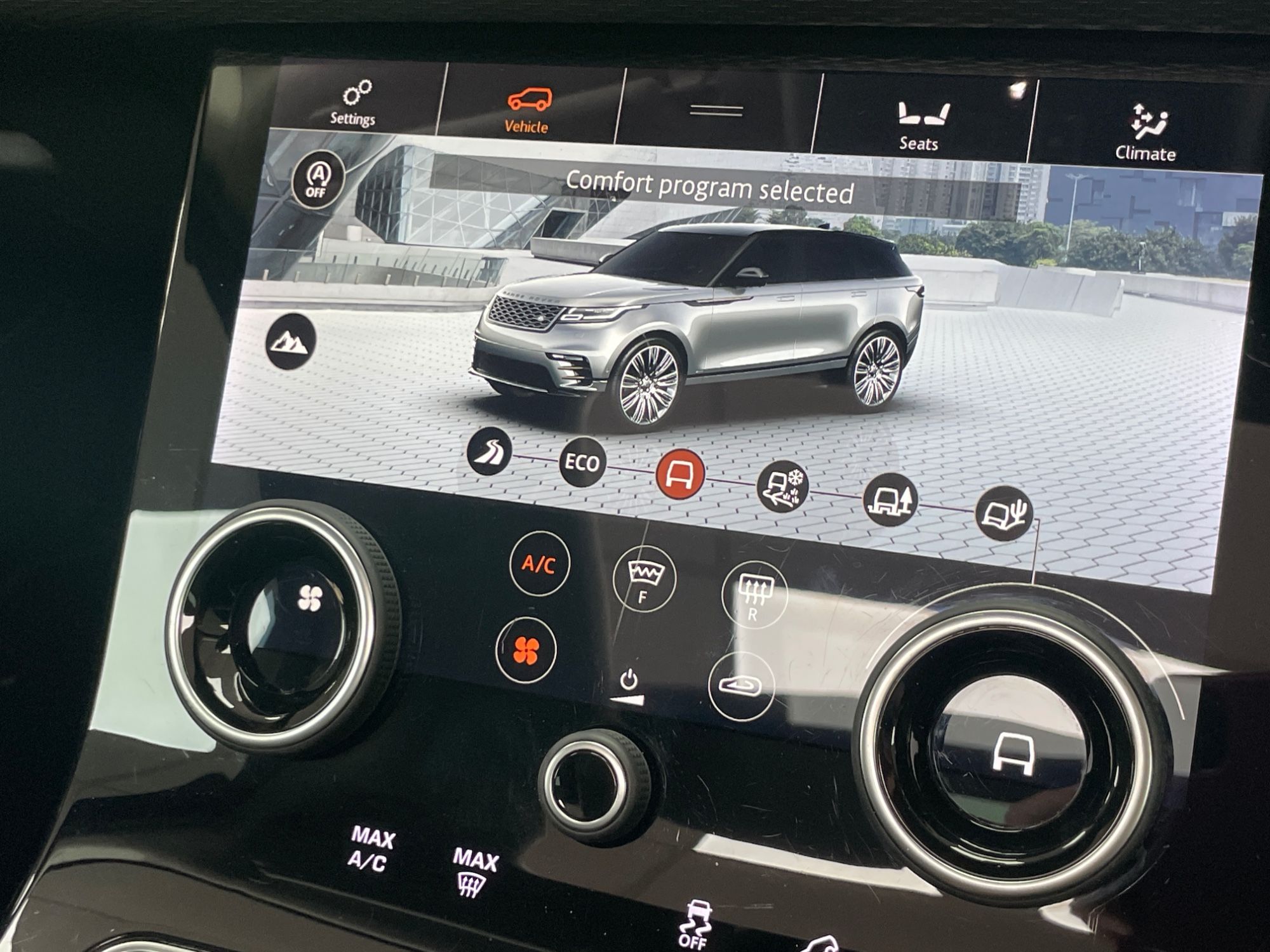 USED 2018 68 LAND ROVER RANGE ROVER VELAR 2.0 D180 SUV 5dr Diesel Auto 4WD Euro 6 (s/s) (180 ps) 