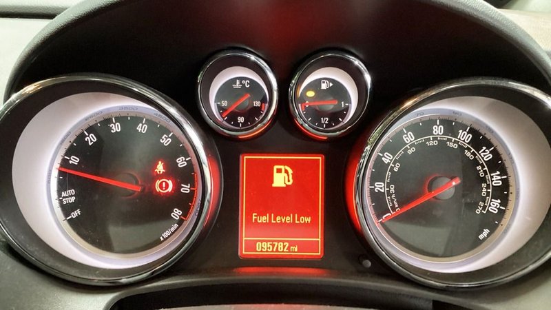 2014 Vauxhall Astra GTC in red — photo 9 of 10