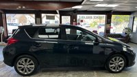 USED 2015 15 TOYOTA AURIS 1.8 VVT-h Excel Hatchback 5dr Petrol Hybrid CVT Euro 5 (s/s) (136 ps) SAT NAV + KEYLESS + REAR CAMERA