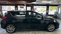 USED 2015 15 TOYOTA AURIS 1.8 VVT-h Excel Hatchback 5dr Petrol Hybrid CVT Euro 5 (s/s) (136 ps) SAT NAV + KEYLESS + REAR CAMERA
