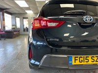 USED 2015 15 TOYOTA AURIS 1.8 VVT-h Excel Hatchback 5dr Petrol Hybrid CVT Euro 5 (s/s) (136 ps) SAT NAV + KEYLESS + REAR CAMERA