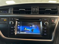 USED 2015 15 TOYOTA AURIS 1.8 VVT-h Excel Hatchback 5dr Petrol Hybrid CVT Euro 5 (s/s) (136 ps) SAT NAV + KEYLESS + REAR CAMERA