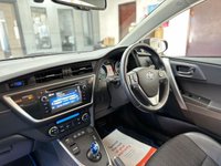 USED 2015 15 TOYOTA AURIS 1.8 VVT-h Excel Hatchback 5dr Petrol Hybrid CVT Euro 5 (s/s) (136 ps) SAT NAV + KEYLESS + REAR CAMERA
