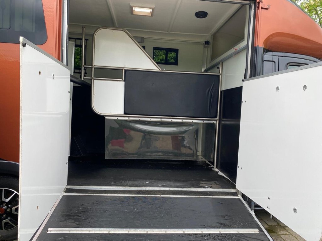 USED 2020 20 PEUGEOT BOXER 2.0 BlueHDi 335 Platform Cab 2dr Diesel Manual L3 Euro 6 (160 ps) 2 Stall FSH Very Low Miles Hi Spec