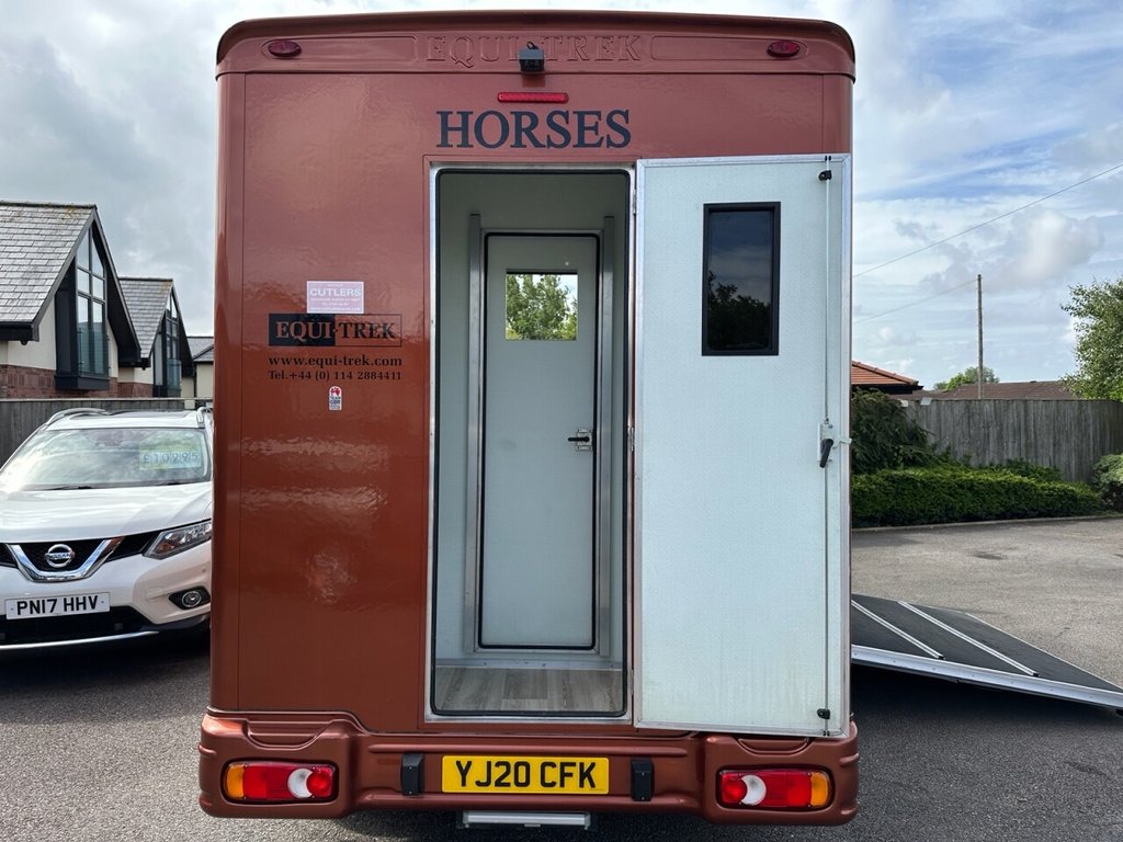 USED 2020 20 PEUGEOT BOXER 2.0 BlueHDi 335 Platform Cab 2dr Diesel Manual L3 Euro 6 (160 ps) 2 Stall FSH Very Low Miles Hi Spec