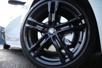 USED 2019 69 BMW 1 SERIES 1.5 118i M Sport Hatchback 5dr Petrol DCT Euro 6 (s/s) (140 ps) ALPINE WHITE PAINTWORK + RED LEATHER + HEATED SEATS