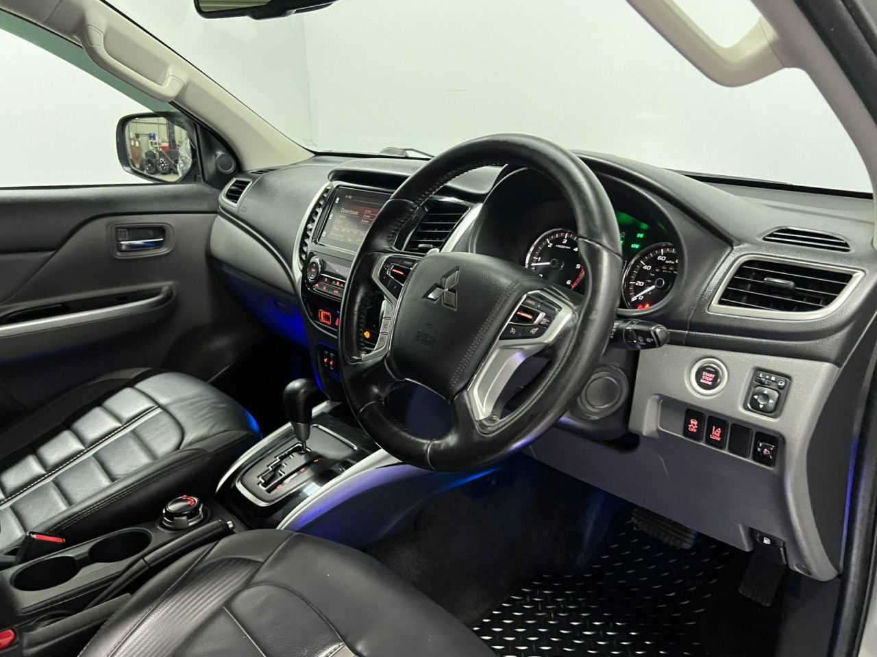 2018 MITSUBISHI L200 2.4 DI-D DC Barbarian Pickup Double Cab 4dr Diesel Auto 4WD Euro 6 (178 ps) - vehicle photo 24 for sale on PureCar