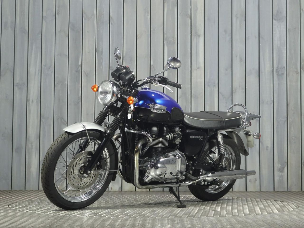 TRIUMPH BONNEVILLE T100