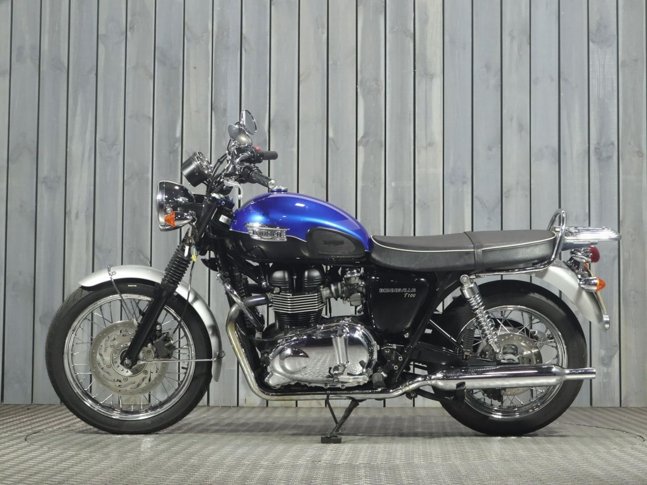 TRIUMPH BONNEVILLE T100