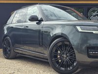 USED 2022 22 LAND ROVER RANGE ROVER 3.0 P400 MHEV SE SUV 5dr Petrol Auto 4WD Euro 6 (s/s) (400 ps) HIGH SPEC + REAR WHEEL STEERING + 23" ALLOYS + MERIDIAN SOUND + HEAD UP DISPLAY + BELGRAVIA GREEN + DEPLOYABLE SIDE STEPS + SLIDING PAN ROOF + 2 KEYS + FINANCE AVAILABLE + FULL LAND ROVER SERVICE HISTORY + PART EXCHANGE WELCOME