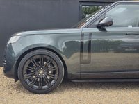 USED 2022 22 LAND ROVER RANGE ROVER 3.0 P400 MHEV SE SUV 5dr Petrol Auto 4WD Euro 6 (s/s) (400 ps) HIGH SPEC + REAR WHEEL STEERING + 23" ALLOYS + MERIDIAN SOUND + HEAD UP DISPLAY + BELGRAVIA GREEN + DEPLOYABLE SIDE STEPS + SLIDING PAN ROOF + 2 KEYS + FINANCE AVAILABLE + FULL LAND ROVER SERVICE HISTORY + PART EXCHANGE WELCOME