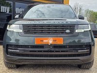 USED 2022 22 LAND ROVER RANGE ROVER 3.0 P400 MHEV SE SUV 5dr Petrol Auto 4WD Euro 6 (s/s) (400 ps) HIGH SPEC + REAR WHEEL STEERING + 23" ALLOYS + MERIDIAN SOUND + HEAD UP DISPLAY + BELGRAVIA GREEN + DEPLOYABLE SIDE STEPS + SLIDING PAN ROOF + 2 KEYS + FINANCE AVAILABLE + FULL LAND ROVER SERVICE HISTORY + PART EXCHANGE WELCOME