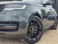 USED 2022 22 LAND ROVER RANGE ROVER 3.0 P400 MHEV SE SUV 5dr Petrol Auto 4WD Euro 6 (s/s) (400 ps) HIGH SPEC + REAR WHEEL STEERING + 23" ALLOYS + MERIDIAN SOUND + HEAD UP DISPLAY + BELGRAVIA GREEN + DEPLOYABLE SIDE STEPS + SLIDING PAN ROOF + 2 KEYS + FINANCE AVAILABLE + FULL LAND ROVER SERVICE HISTORY + PART EXCHANGE WELCOME
