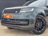 USED 2022 22 LAND ROVER RANGE ROVER 3.0 P400 MHEV SE SUV 5dr Petrol Auto 4WD Euro 6 (s/s) (400 ps) HIGH SPEC + REAR WHEEL STEERING + 23" ALLOYS + MERIDIAN SOUND + HEAD UP DISPLAY + BELGRAVIA GREEN + DEPLOYABLE SIDE STEPS + SLIDING PAN ROOF + 2 KEYS + FINANCE AVAILABLE + FULL LAND ROVER SERVICE HISTORY + PART EXCHANGE WELCOME