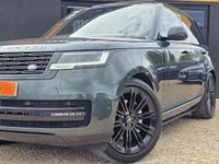 USED 2022 22 LAND ROVER RANGE ROVER 3.0 P400 MHEV SE SUV 5dr Petrol Auto 4WD Euro 6 (s/s) (400 ps) HIGH SPEC + REAR WHEEL STEERING + 23" ALLOYS + MERIDIAN SOUND + HEAD UP DISPLAY + BELGRAVIA GREEN + DEPLOYABLE SIDE STEPS + SLIDING PAN ROOF + 2 KEYS + FINANCE AVAILABLE + FULL LAND ROVER SERVICE HISTORY + PART EXCHANGE WELCOME