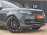USED 2022 22 LAND ROVER RANGE ROVER 3.0 P400 MHEV SE SUV 5dr Petrol Auto 4WD Euro 6 (s/s) (400 ps) HIGH SPEC + REAR WHEEL STEERING + 23" ALLOYS + MERIDIAN SOUND + HEAD UP DISPLAY + BELGRAVIA GREEN + DEPLOYABLE SIDE STEPS + SLIDING PAN ROOF + 2 KEYS + FINANCE AVAILABLE + FULL LAND ROVER SERVICE HISTORY + PART EXCHANGE WELCOME