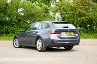 USED 2022 22 BMW 3 SERIES 2.0 330e 12kWh SE Pro Touring 5dr Petrol Plug-in Hybrid Auto Euro 6 (s/s) (292 ps) MINERAL GREY METALLIC PAINTWORK + APPLE CARPLAY + REVERSE CAMERA