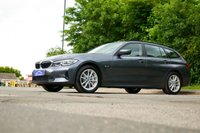 USED 2022 22 BMW 3 SERIES 2.0 330e 12kWh SE Pro Touring 5dr Petrol Plug-in Hybrid Auto Euro 6 (s/s) (292 ps) MINERAL GREY METALLIC PAINTWORK + APPLE CARPLAY + REVERSE CAMERA