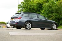 USED 2022 22 BMW 3 SERIES 2.0 330e 12kWh SE Pro Touring 5dr Petrol Plug-in Hybrid Auto Euro 6 (s/s) (292 ps) MINERAL GREY METALLIC PAINTWORK + APPLE CARPLAY + REVERSE CAMERA