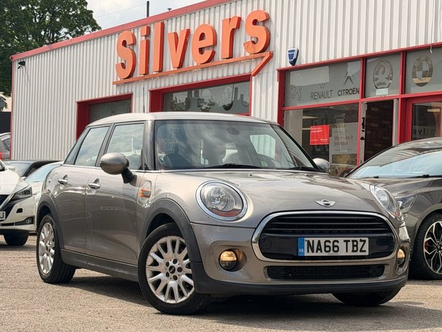 View our MINI Hatch 1.5 Cooper Hatchback 5dr Petrol Manual Euro 6 (s/s) (136 ps)