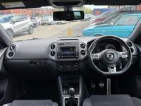 USED 2015 65 VOLKSWAGEN TIGUAN 2.0 TDI BlueMotion Tech R-Line SUV 5dr Diesel Manual 4WD Euro 6 (s/s) (150 ps) PARKING SENSORS, AUTO PARK, NAV