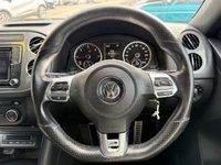USED 2015 65 VOLKSWAGEN TIGUAN 2.0 TDI BlueMotion Tech R-Line SUV 5dr Diesel Manual 4WD Euro 6 (s/s) (150 ps) PARKING SENSORS, AUTO PARK, NAV