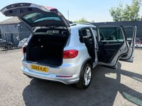 USED 2015 65 VOLKSWAGEN TIGUAN 2.0 TDI BlueMotion Tech R-Line SUV 5dr Diesel Manual 4WD Euro 6 (s/s) (150 ps) PARKING SENSORS, AUTO PARK, NAV