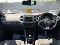 USED 2015 65 VOLKSWAGEN TIGUAN 2.0 TDI BlueMotion Tech R-Line SUV 5dr Diesel Manual 4WD Euro 6 (s/s) (150 ps) PARKING SENSORS, AUTO PARK, NAV