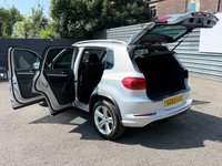 USED 2015 65 VOLKSWAGEN TIGUAN 2.0 TDI BlueMotion Tech R-Line SUV 5dr Diesel Manual 4WD Euro 6 (s/s) (150 ps) PARKING SENSORS, AUTO PARK, NAV
