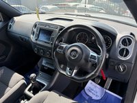 USED 2015 65 VOLKSWAGEN TIGUAN 2.0 TDI BlueMotion Tech R-Line SUV 5dr Diesel Manual 4WD Euro 6 (s/s) (150 ps) PARKING SENSORS, AUTO PARK, NAV
