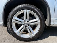 USED 2015 65 VOLKSWAGEN TIGUAN 2.0 TDI BlueMotion Tech R-Line SUV 5dr Diesel Manual 4WD Euro 6 (s/s) (150 ps) PARKING SENSORS, AUTO PARK, NAV