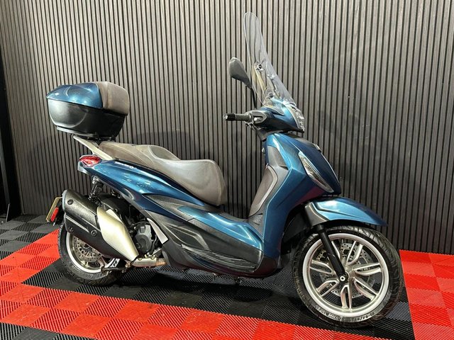 View our PIAGGIO Beverly 400